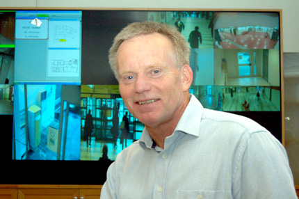I Kjell Tyxh�ns arbete som Riskmanager och S�kerhetschef p� Karolinska, ing�r att samordna arbetet i den nya s�kerhetscentral som uppr�ttats i Solna, med ett likadant sk�rmsystem som bland annat Trafik Stockholm anv�nder. Det tar emot bilder fr�n sjukhusen b�de i Huddinge och i Solna.